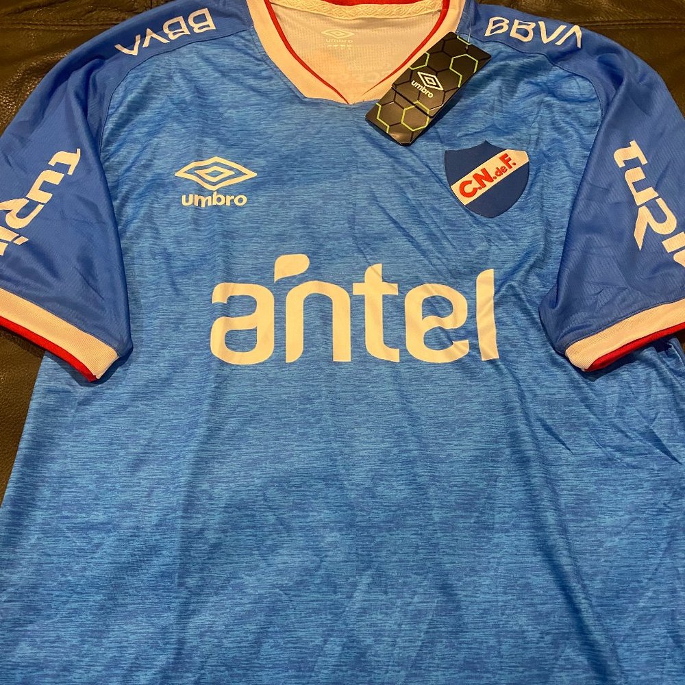 URUGUAY CLUB NACIONAL de FOOTBALL CNdeF Men's JERSEY Sz M or XL NWT by Umbro